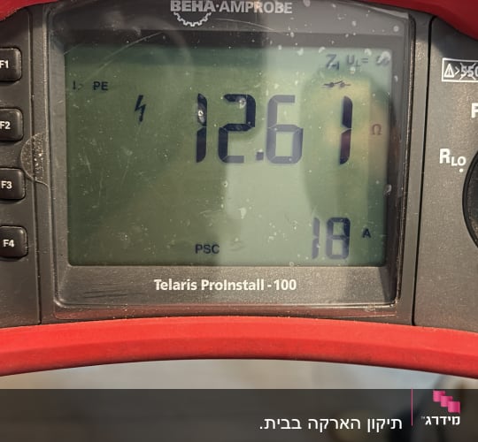 מד מתח חשמלי עם תצוגה דיגיטלית